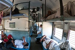 Wnętrze indyjskiego wagonu klasy SL