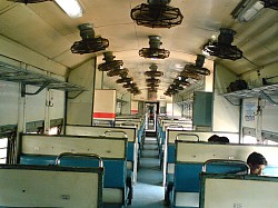 Wnętrze wagonu II Class Sitting (UR/GEN)