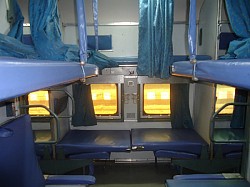 Wnętrze indyjskiego wagonu klasy AC-Two tier (2A)