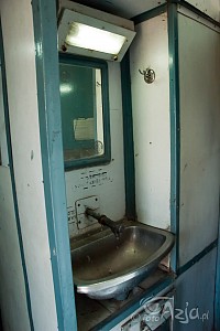 Umywalka w korytarzu indyjskiego wagonu klasy SL