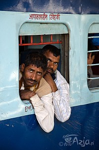 Pasażerowie siedzący w tzw. oknie ewakuacyjnym