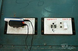 gniazdka do prądu w indyjskim wagonie klasy SL