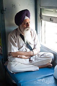 Sikhijski pasażer indyjskiego wagonu klasy SL