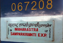 Tablica boczna wagonu 12908 Maharashtra Sampark Express