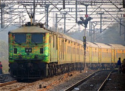 Delhi Duronto Express, na stacji Sealdah w charakterystycznym malowaniu