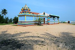 Świątynia tamilska na brzegu Plaży Nilaveli, Sri Lanka