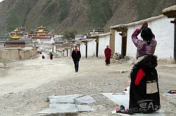 Wierni w czasie modłów, Klasztor Labrang, Xiahe, Chiny