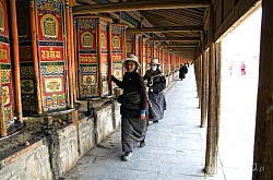 Wierni przy młynkach modlitewnych, Klasztor Larbrang, Xiahe, Chiny