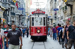 Zabytkowy tramwaj jeżdżący po Istiklal Caddesi