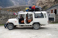 Samochody terenowe jeżdżące pomiędzy Muktinath, Jomsom, Ghasa i Beni