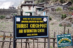 Punkt kontrolny dla turystów we wsi Ghasa