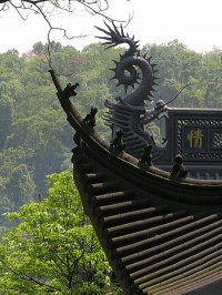 Charakterystyczne chińskie zdobienia dachów – świątynia Lingyin Si