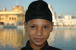 Młody Sikh. W tle Złota Świątynia