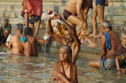 Święte kąpiele w Waranasi