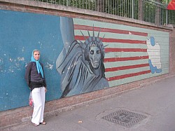 Iran, Teheran, mury b. ambasaby USA