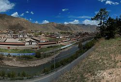 Widok na Xiahe z tarasu thangki