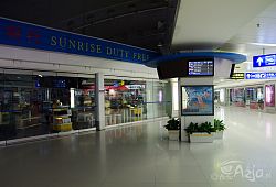 Lotnisko Beijing Capital, Terminal 2, strefa bezcłowa, przed 1 w nocy