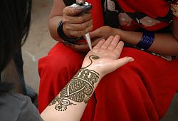 Malowanie henny, Bazar Janpath
