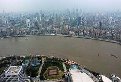 Oriental Pearl Tower, widok z tarau widokowego na Bund i Rzekę Huangpu