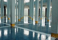 Boczne sale Meczetu Narodowego w Kuala Lumpur