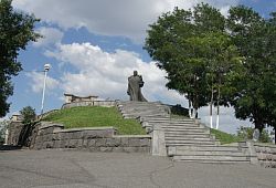 Widok na pomnik Admirała Isakova
