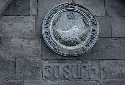 Herb Armeńskiej Republiki Socjalistycznej pod pomnikiem Admirała Isakova