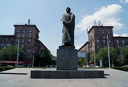 widok na pomnik A.Spendiaryan stojący na środku placu