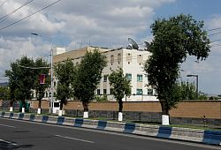 widok z ulicy na budynek Ambasady Stanów Zjednoczonych