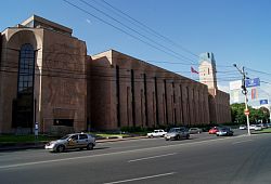 widok z ulicy Argishti na Muzeum Historii Erewania