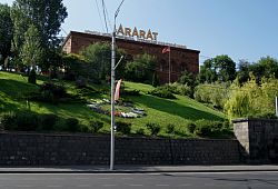 Widok na Fabrykę Ararat produkującą Brandy i Koniak