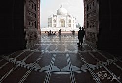 Tadź Mahal widziany przez łuk wejściowy meczetu