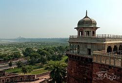 Czerwony Fort, widok na Taj Mahal