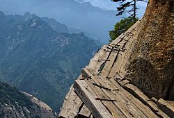Hua Shan, Ścieżka nad klifem