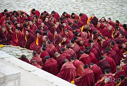 Klasztor Labrang, mnisi w czasie modłów