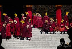 Klasztor Labrang, mnisi gromadzący się na modły